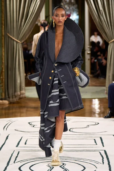Look 16